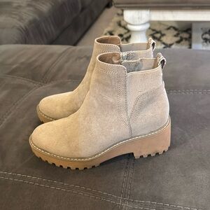 [ Universal Thread Boots ]